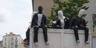 Figures assis sur une caisse